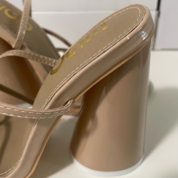 ♥️ Wide Fit Cross Strap Open Toe Round Block Heel in Nude New with Box! - Picture 10 of 10